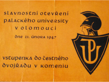 Vstupenka do čestného dvojřadu v Komeniu (tj. v budově Filozofické fakulty UP, Křížkovského 10) během slavnostního otevření Univerzity Palackého. Znak Univerzity Palackého umístěný na vstupence vypracoval akademický malíř Aljo Beran již na podzim roku 1946 (tohoto znaku užívá Univerzita Palackého doposud, byla však vypuštěna na štít nahoře nasedající hlava Pallas Athény v otevřené přilbici). 